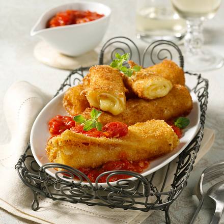 Käserollen mit Tomatensoße Rezept Käserollen mit Tomatensoße Rezept