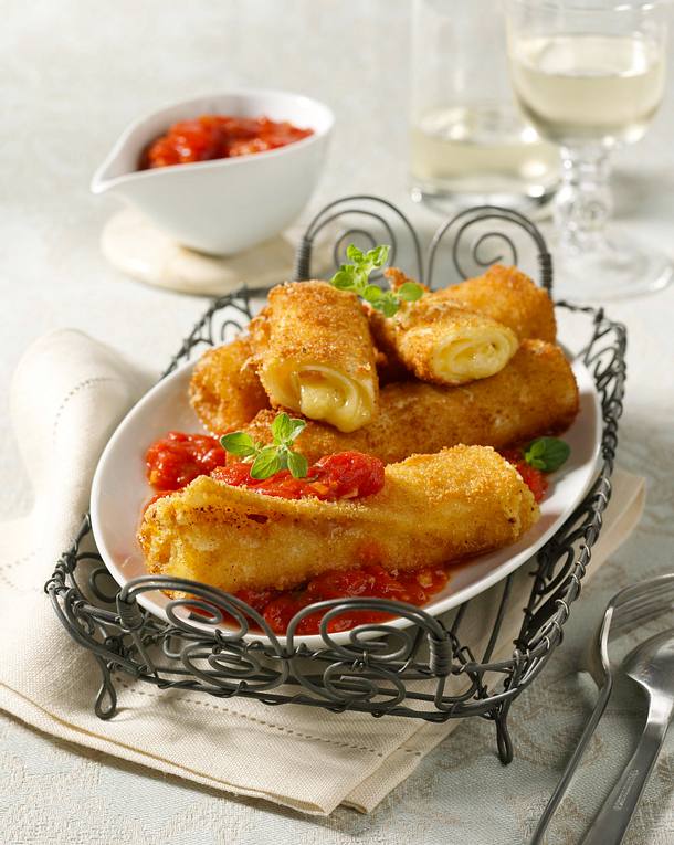 Käserollen mit Tomatensoße Rezept | LECKER