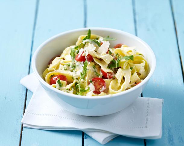 Käsesahnesoße zu Bandnudeln (vier mal anders) Grundrezept Rezept Käsesahnesoße zu Bandnudeln (vier mal anders) Grundrezept Rezept