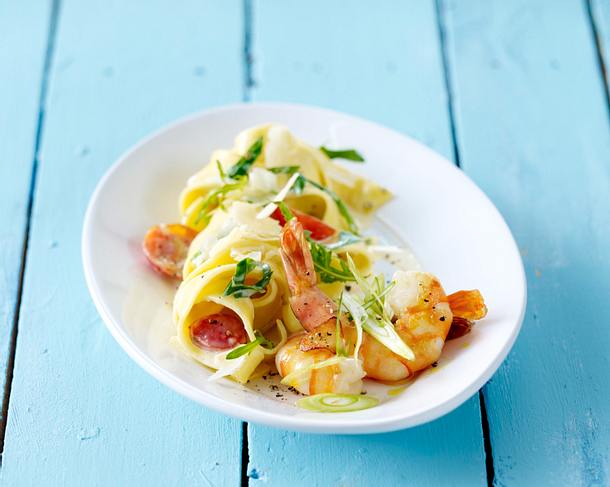 Käsesahnesoße zu Bandnudeln (vier mal anders) Scampi und Lauchzwiebeln Rezept Käsesahnesoße zu Bandnudeln (vier mal anders) Scampi und Lauchzwiebeln Rezept