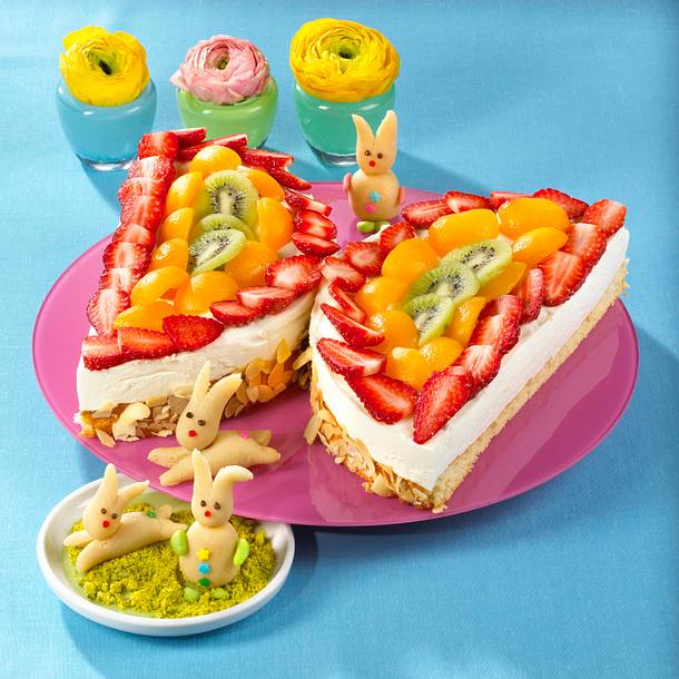 Käsesahnetorte mit Früchten und Marzipanhasen Rezept Käsesahnetorte mit Früchten und Marzipanhasen Rezept