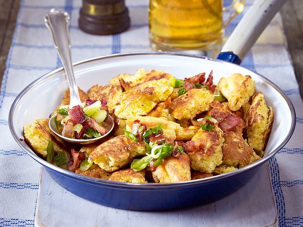 Käseschmarrn mit Lauchzwiebeln und Speck Rezept