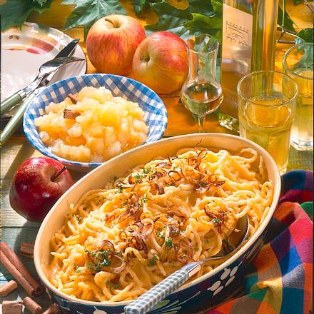 Käsespätzle mit Apfelkompott Rezept Käsespätzle mit Apfelkompott Rezept