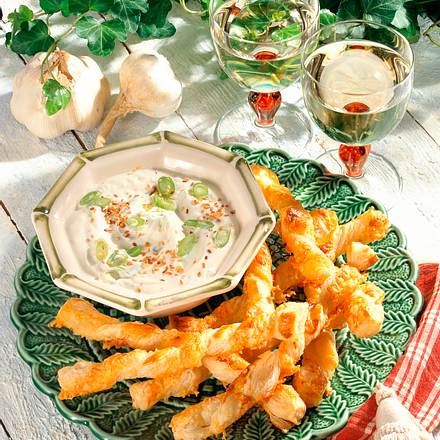 Käsestangen mit Sesam-Dip Rezept Käsestangen mit Sesam-Dip Rezept