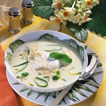 Käsesuppe mit Zucchinistreifen Rezept Käsesuppe mit Zucchinistreifen Rezept