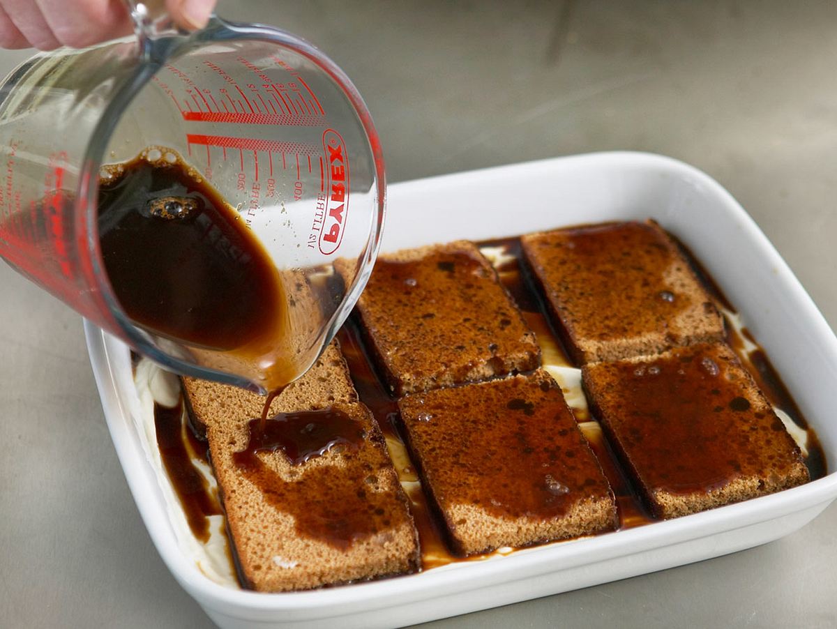 Lebkuchen-Tiramisu: Kuchenscheiben mit Espresso übergießen