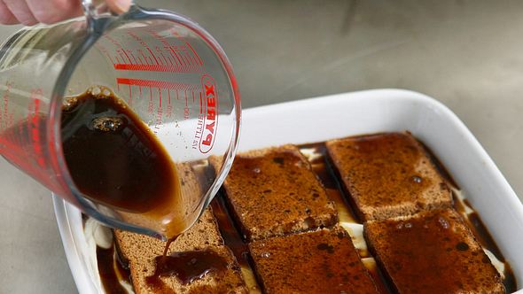 Lebkuchen-Tiramisu: Kuchenscheiben mit Espresso übergießen