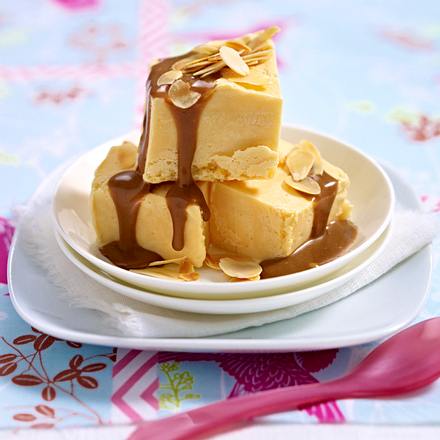 Kaffee-Eiscreme mit Soße und Mandeln Rezept
