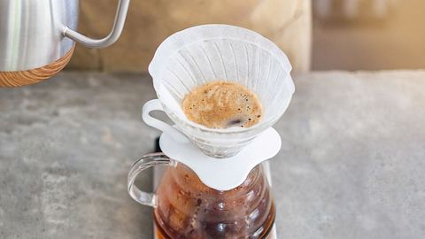 Die besten Kaffee-Handfilter für perfekten Genuss - Foto: istock/Tichakorn Malihorm