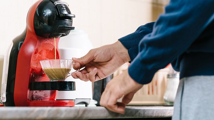 Kaffee Pad Maschine in der Küche - Foto: iStock/Dziggyfoto