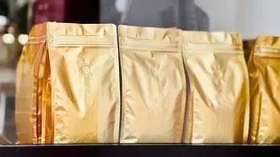 Kaffeebohnen in der Verpackung - Foto: iStock / vld.enc