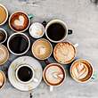 Luftaufnahme verschiedener Kaffeesorten- und tassen - Foto: iStock/Rawpixel