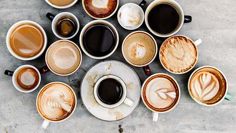 Luftaufnahme verschiedener Kaffeesorten- und tassen - Foto: iStock/Rawpixel