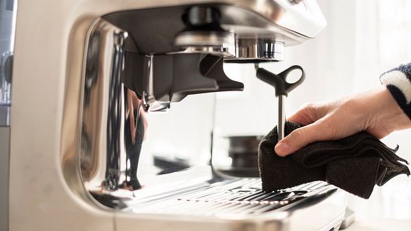 Kaffeemaschine reinigen - Foto: iStock/pixedeli 