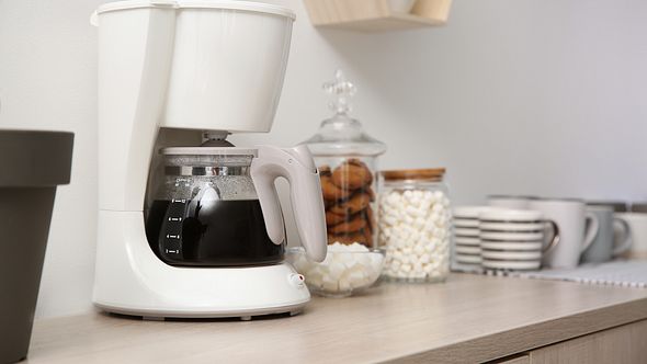 Kaffeemaschine reinigen - Foto: iStock/Liudmila Chernetska