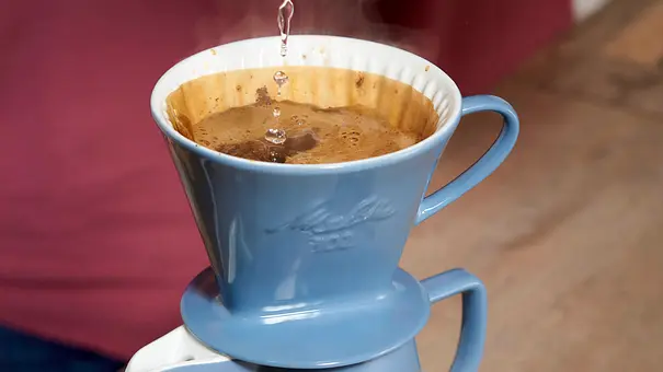 Kaffeetasse mit Handfilter, Kaffee wird mit heißem Wasser frisch aufgebrüht. - Foto: LECKER @ Bauer Media Group Kaffeetasse mit Handfilter, Kaffee wird mit heißem Wasser frisch aufgebrüht. - Foto: LECKER @ Bauer Media Group