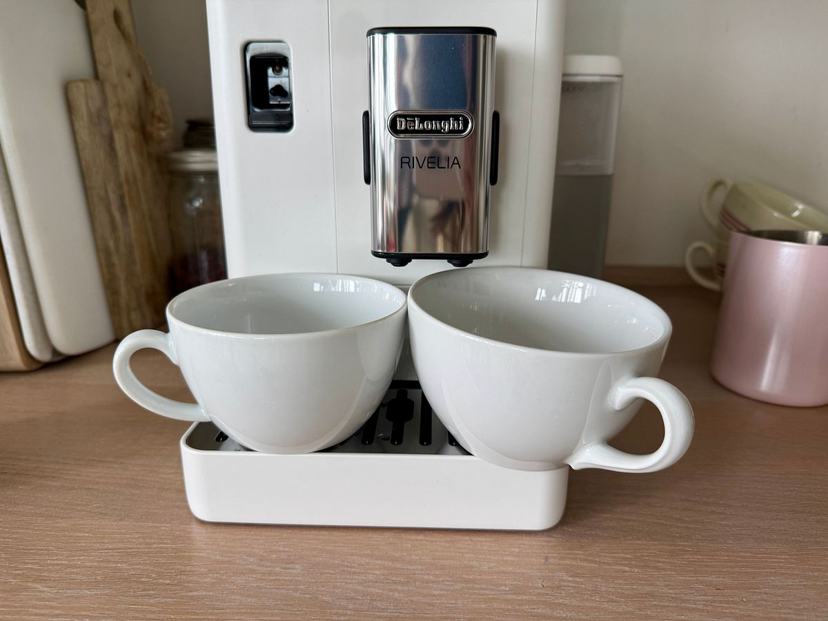 Kaffeevollautomat De’Longhi Rivelia im Test Abtropfgitter Breitre Tassen Das Abtropfgitter der De’Longhi Rivelia ist nicht breit genug für zwei Tassen nebeneinander