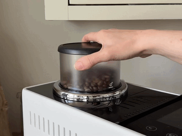 Kaffeevollautomat De’Longhi Rivelia im Test Bohnenbehälter Den Bohnenbehälter der De’Longhi Rivelia muss ich nur drehen und herausnehmen, um ihn zu tauschen.