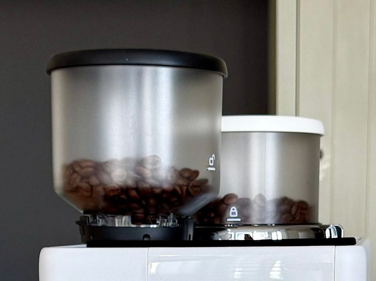 Kaffeevollautomat De’Longhi Rivelia im Test Bohnenbehälter Aufbau Die Bohnenbehälter der Rivelia haben einen sehr dichten Gummi-Deckel, das gefällt mir