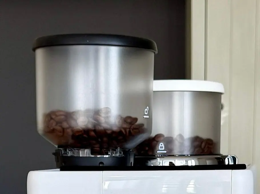 Kaffeevollautomat De’Longhi Rivelia im Test Bohnenbehälter Aufbau Die Bohnenbehälter der Rivelia haben einen sehr dichten Gummi-Deckel, das gefällt mir