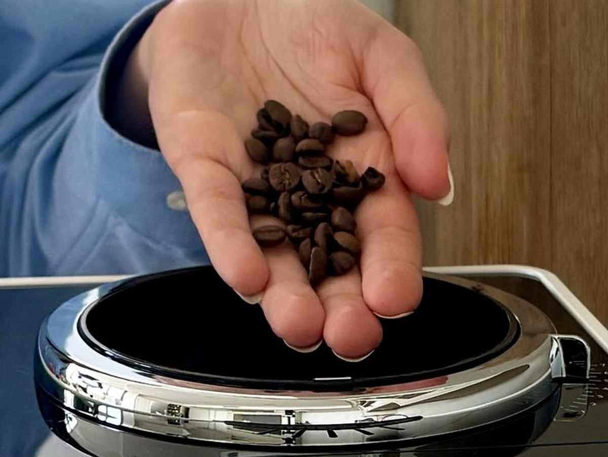 Kaffeevollautomat De’Longhi Rivelia im Test Bohnenbehälter tauschen Das “Bean Switch”-System der De’Longhi Rivelia funktioniert nicht ohne, dass ich die Reste im Mahlwerk verbrauchen muss