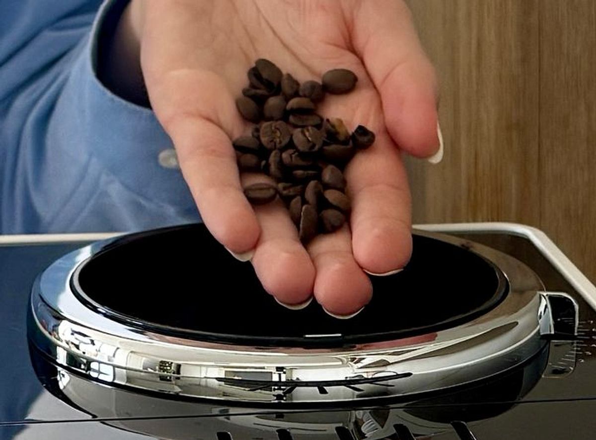 Kaffeevollautomat De’Longhi Rivelia im Test Bohnenbehälter tauschen Das “Bean Switch”-System der De’Longhi Rivelia funktioniert nicht ohne, dass ich die Reste im Mahlwerk verbrauchen muss