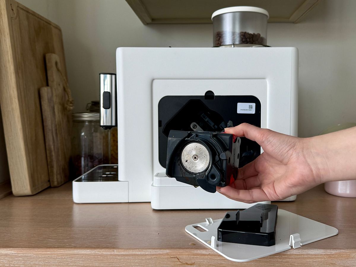 Kaffeevollautomat De’Longhi Rivelia im Test Brühgruppe heruasnehmen Auch die Brühgruppe der Rivelia lässt sich für die Reinigung entnehmen
