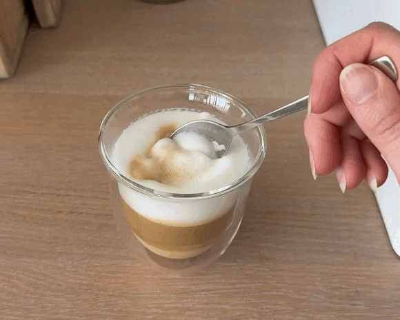 Kaffeevollautomat De’Longhi Rivelia im Test Cappuccino Der Milchschaum des Cappuccinos hat eine sehr gute Stabilität fließt aber nur sehr schwerfällig vom Löffel