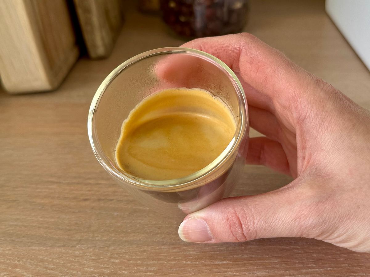 Kaffeevollautomat De’Longhi Rivelia im Test Espresso Der Espresso aus meiner Rivelia hat eine gleichmäßige und schöne Crema mit einer hellbraunen Farbe