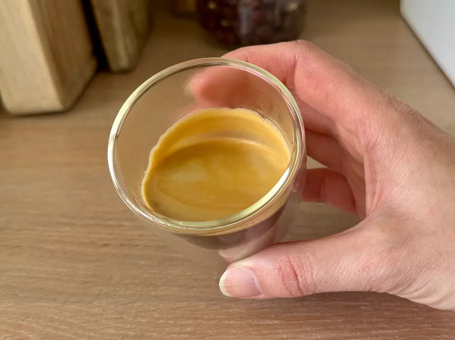 Kaffeevollautomat De’Longhi Rivelia im Test Espresso Der Espresso aus meiner Rivelia hat eine gleichmäßige und schöne Crema mit einer hellbraunen Farbe