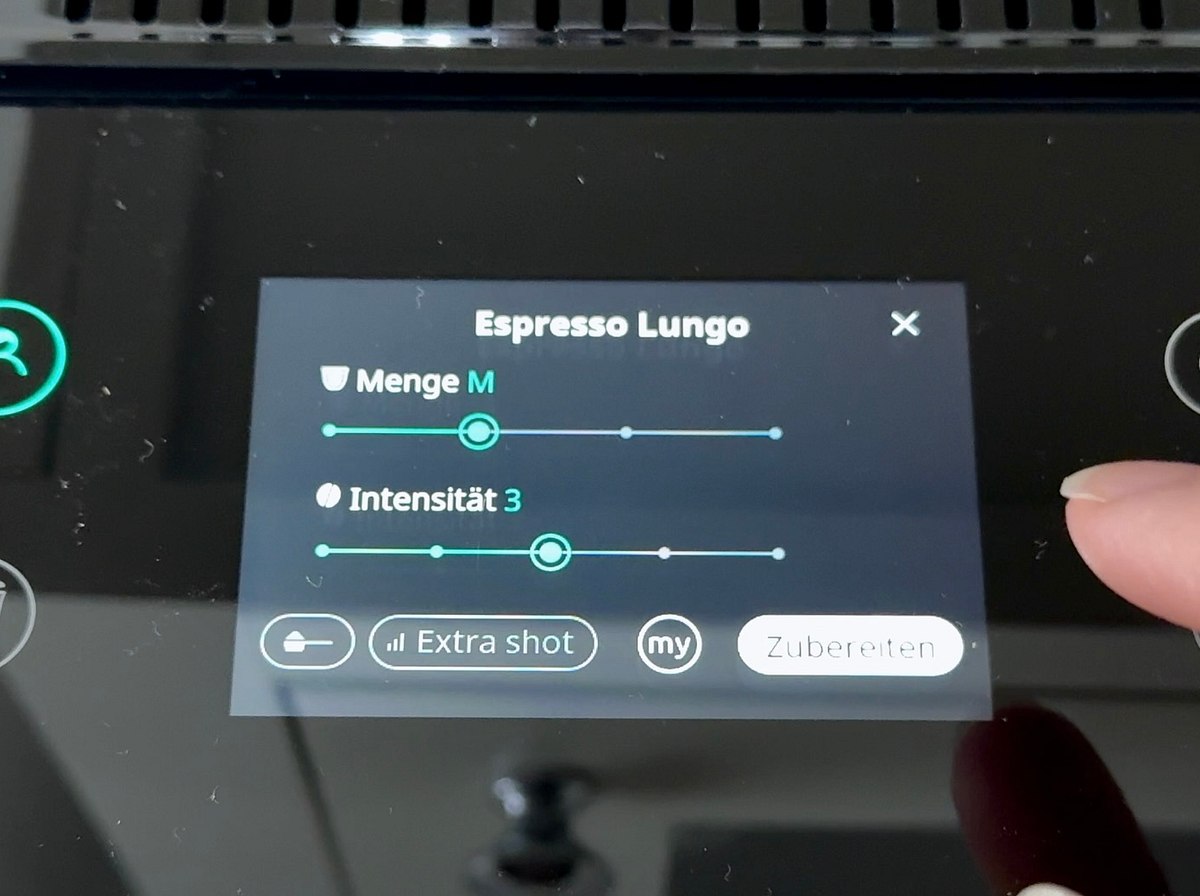 Kaffeevollautomat De’Longhi Rivelia im Test Getränkegröße Vor jedem Bezug wähle ich auf dem Display der De’Longhi Rivelia die Größe und die Intensität meines Getränks