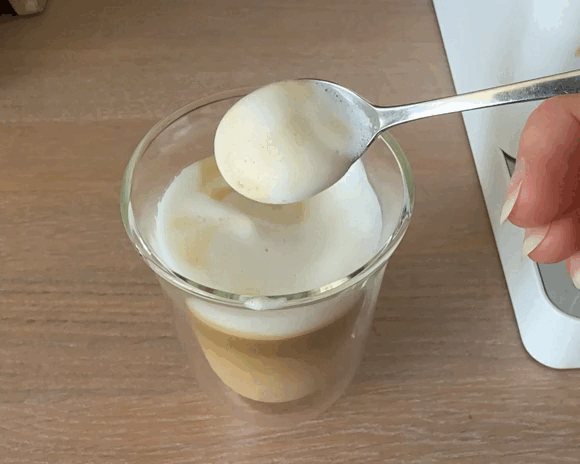 Kaffeevollautomat De’Longhi Rivelia im Test Latte Macchiato Beim Latte Macchiato fließt der Milchschaum aus der Rivelia deutlich leichter vom Löffel