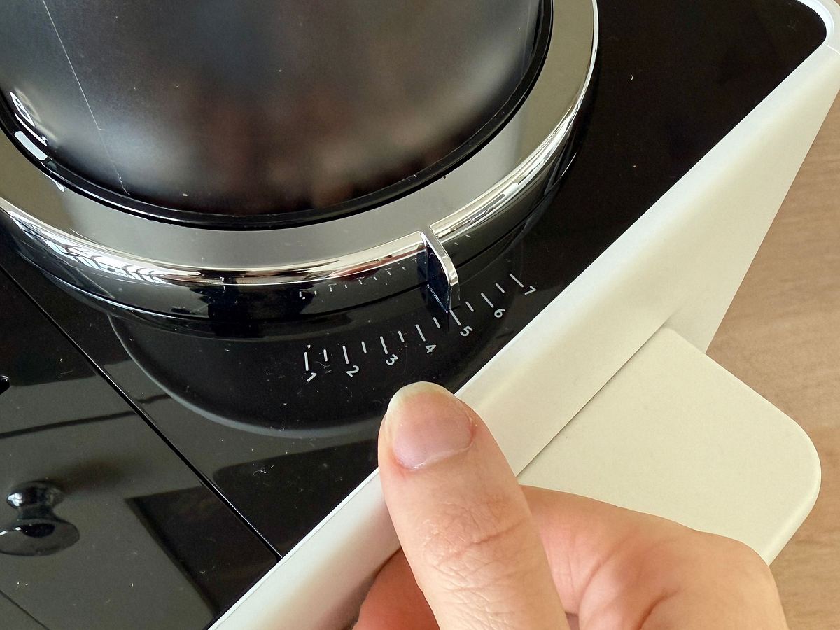Kaffeevollautomat De’Longhi Rivelia im Test Mahlwerk Den Mahlgrad verstelle ich mit einem Hebel rechts vom Bohnenbehälter