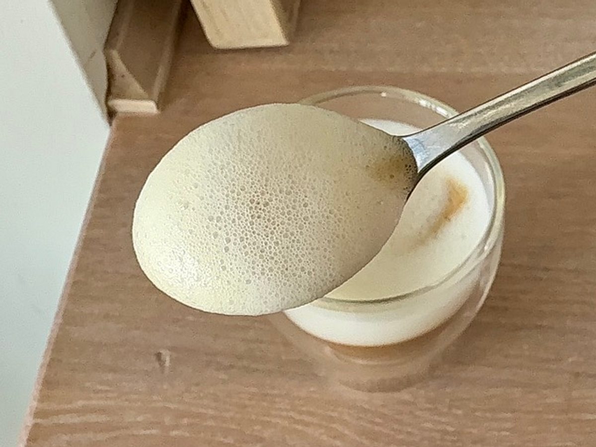 Kaffeevollautomat De’Longhi Rivelia im Test Milchschaum mit Hafermilch Auch mit meinem Barista-Hafer-Drink bekomme ich einen guten Milchschaum