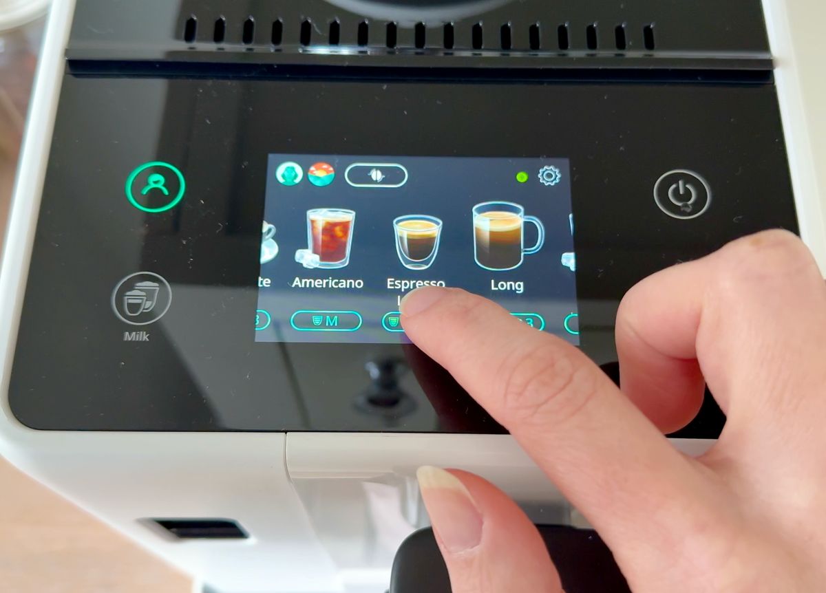 Kaffeevollautomat De’Longhi Rivelia im Test Touch-Display Das große Touch-Display reagiert schnell und zuverlässig
