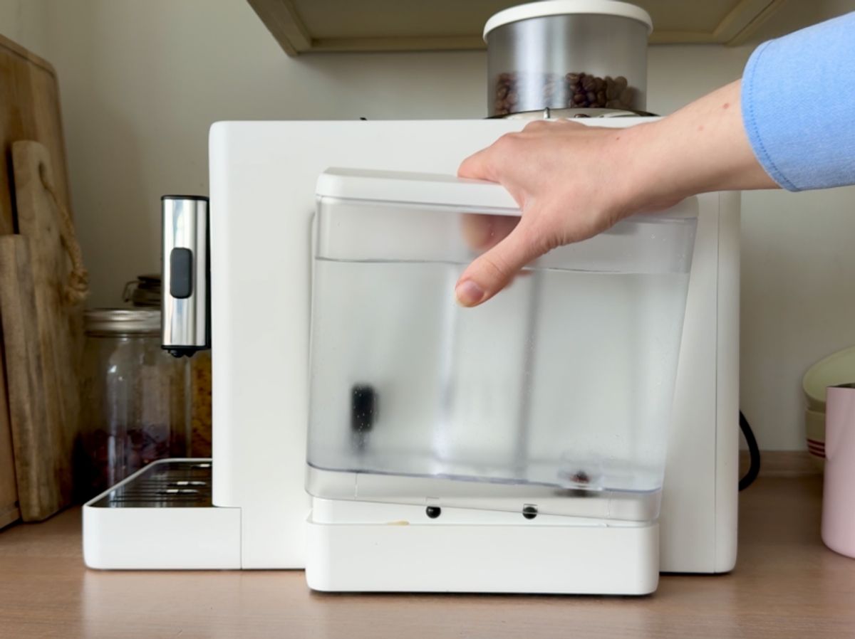 Kaffeevollautomat De’Longhi Rivelia im Test Wassertank Den kleine Wassertank der Rivelia ziehe ich nicht nach Vorne heraus, so wie bei den meisten Kaffeevollautomaten von De’Longhi, sondern hebe ihn seitlich heraus.