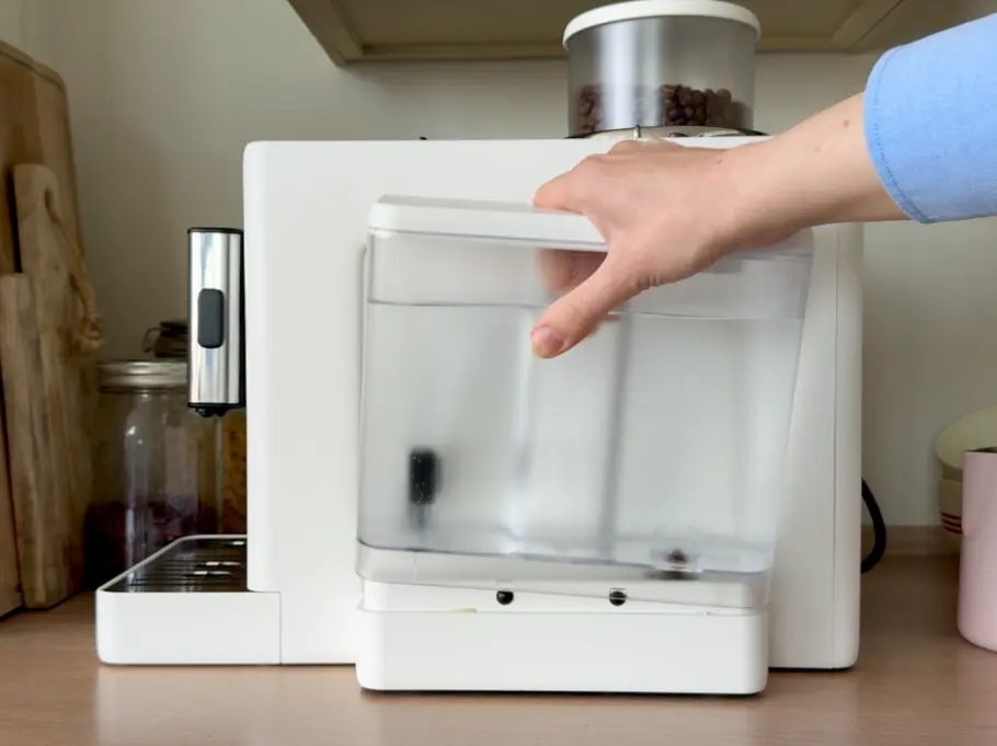 Kaffeevollautomat De’Longhi Rivelia im Test Wassertank Den kleine Wassertank der Rivelia ziehe ich nicht nach Vorne heraus, so wie bei den meisten Kaffeevollautomaten von De’Longhi, sondern hebe ihn seitlich heraus.