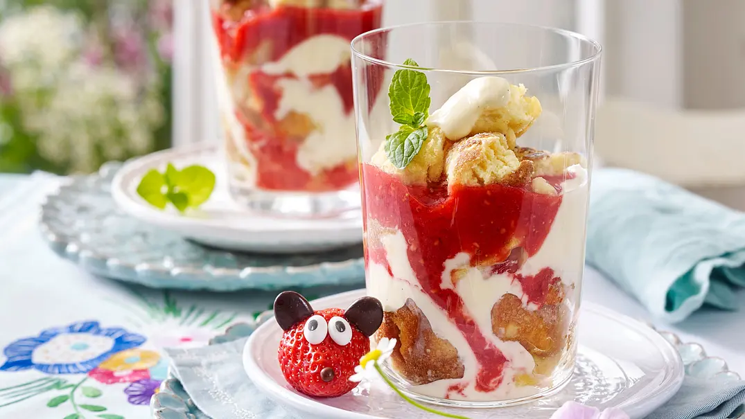 Kaiserschmarrn-Beeren-Becher Rezept - Foto: LECKER @ Bauer Media Group Kaiserschmarrn-Beeren-Becher Rezept - Foto: LECKER @ Bauer Media Group