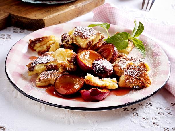 Kaiserschmarrn mit Karamell-Pflaumen Rezept Kaiserschmarrn mit Karamell-Pflaumen Rezept