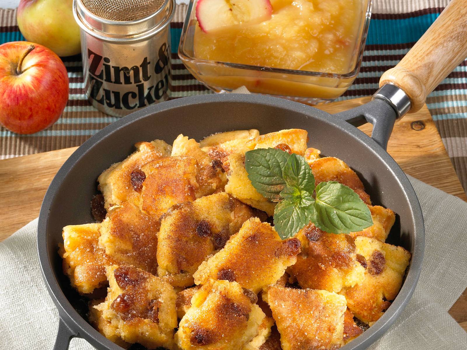 Kaiserschmarrn mit Apfelmus Rezept | LECKER