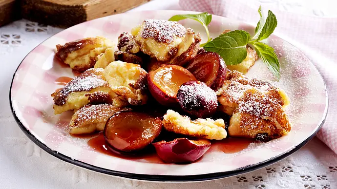 Kaiserschmarrn mit Karamell-Pflaumen Rezept - Foto: LECKER @ Bauer Media Group Kaiserschmarrn mit Karamell-Pflaumen Rezept - Foto: LECKER @ Bauer Media Group