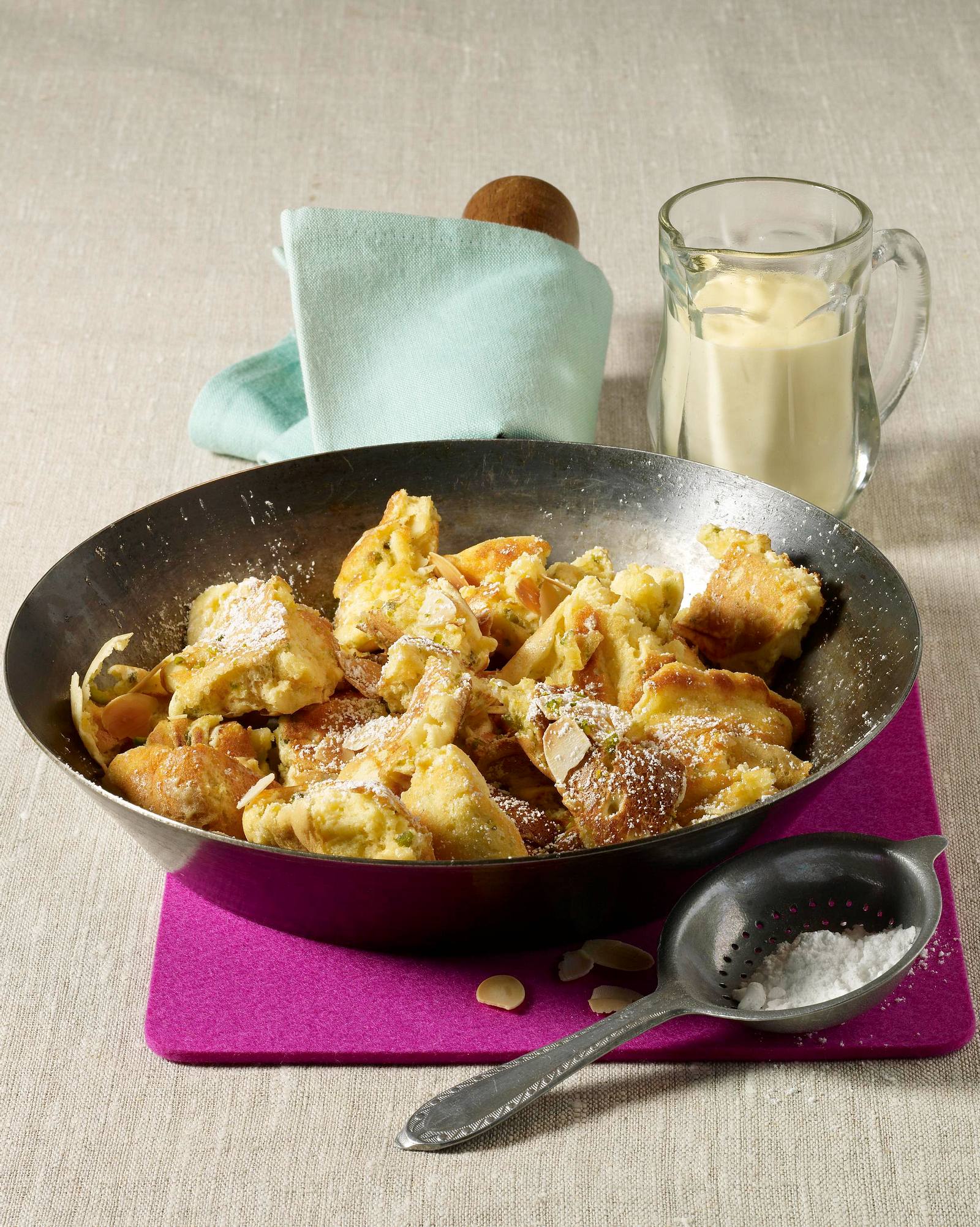 Kaiserschmarrn mit Vanillesoße Rezept | LECKER