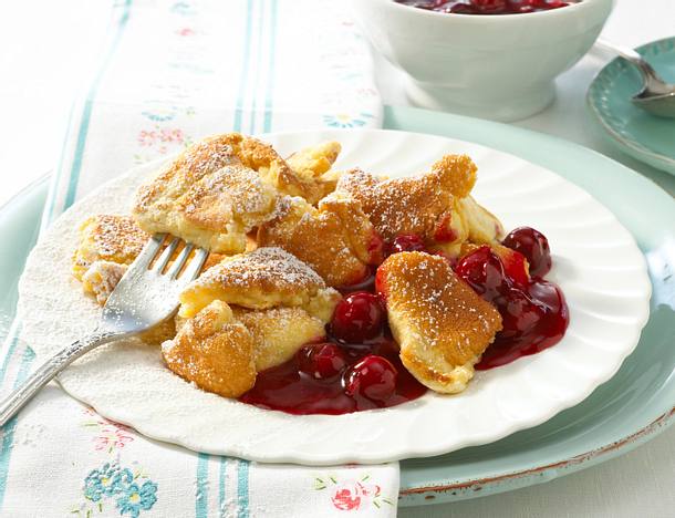 Kaiserschmarrren mit Kirsch-Grütze Rezept Kaiserschmarrren mit Kirsch-Grütze Rezept