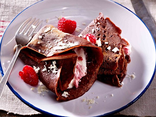 Kakao-Crepes mit Himbeeren und Vanille-Sahne Rezept | LECKER