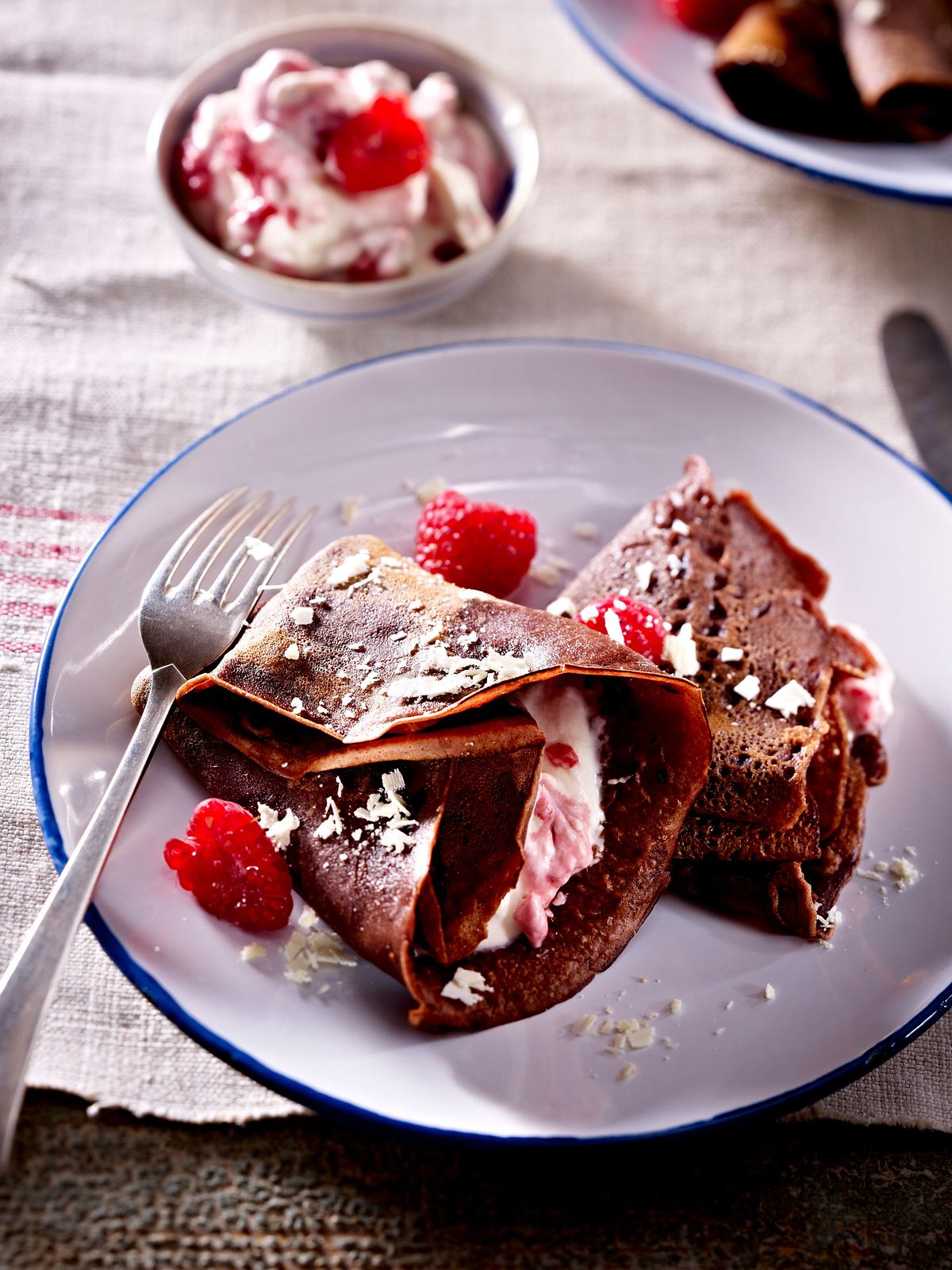 Kakao-Crepes mit Himbeeren und Vanille-Sahne Rezept