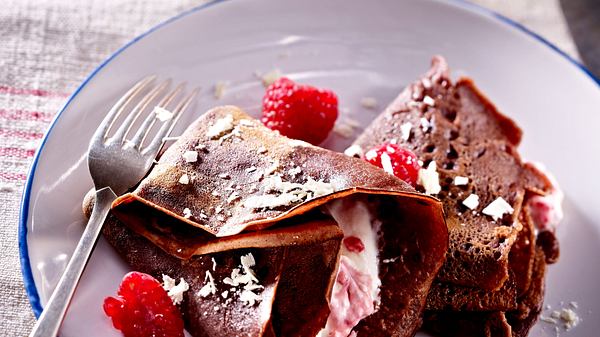 Kakao-Crepes mit Himbeeren und Vanille-Sahne Rezept - Foto: House of Food / Bauer Food Experts KG