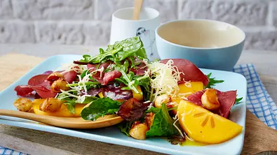 Kaki-Salat mit Bünder Fleisch und Macadamianüssen Rezept - Foto: LECKER @ Bauer Media Group