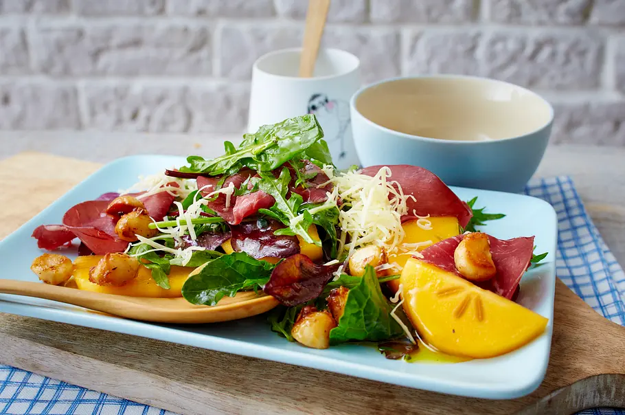 Kaki-Salat mit Bünder Fleisch und Macadamianüssen Rezept Kaki-Salat mit Bünder Fleisch und Macadamianüssen Rezept