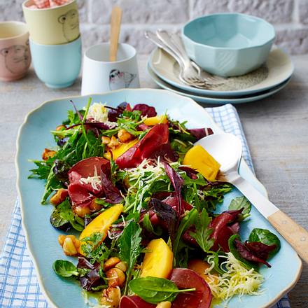 Kakisalat mit Bündner Fleisch & Nüssen Rezept
