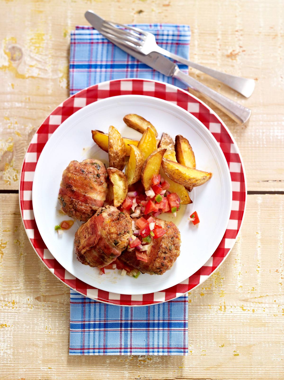 Kalbs-Frikadellen aus dem Ofen mit Kartoffelspalten Rezept